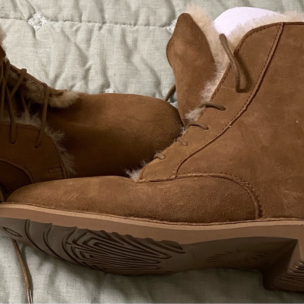 Ladies Size 10 Uggs in Chestnut. NIB, never worn!